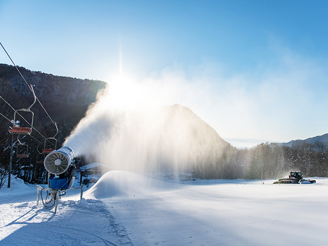 爺ガ岳スキー場最新の人工降雪設備での雪撒き風景