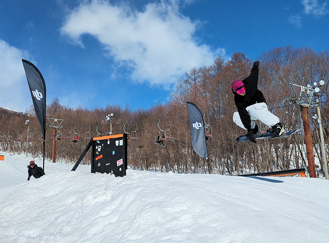 爺ガ岳スキー場ゲレンデで滑走するスノーボーダー
