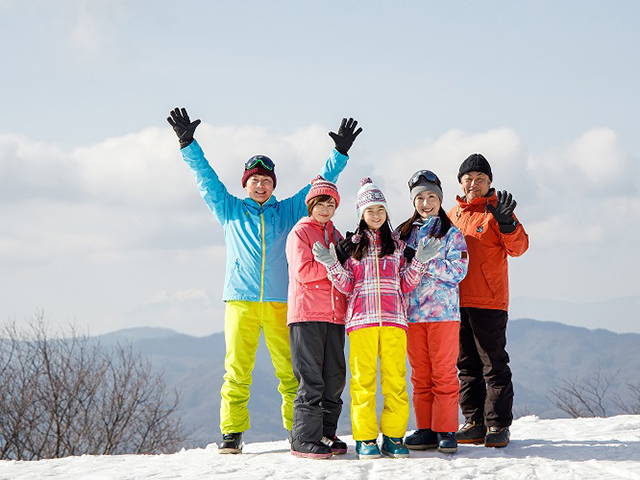軽井沢プリンスホテルスキー場で家族の記念撮影