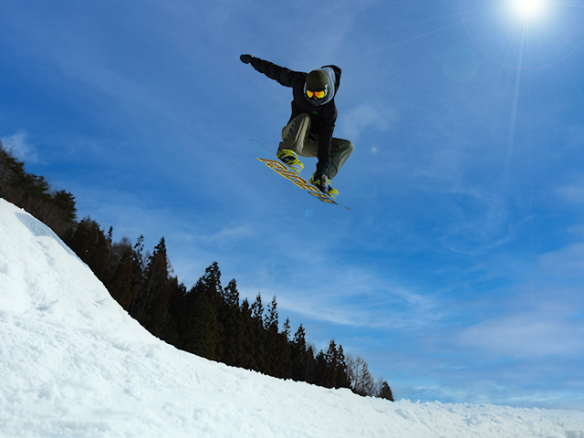 鹿島槍スキー場 ファミリーパークで滑るスノーボーダー