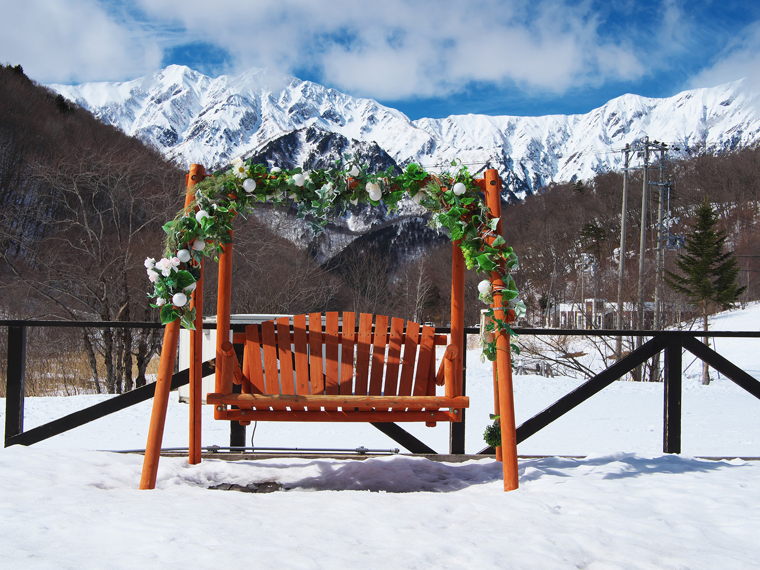 鹿島槍スキー場 ファミリーパーク 中央ゲレンデから鹿島槍ヶ岳を背景に記念撮影用のベンチ