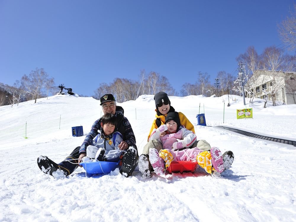 丸池スキー場のキッズパークで遊ぶ親子