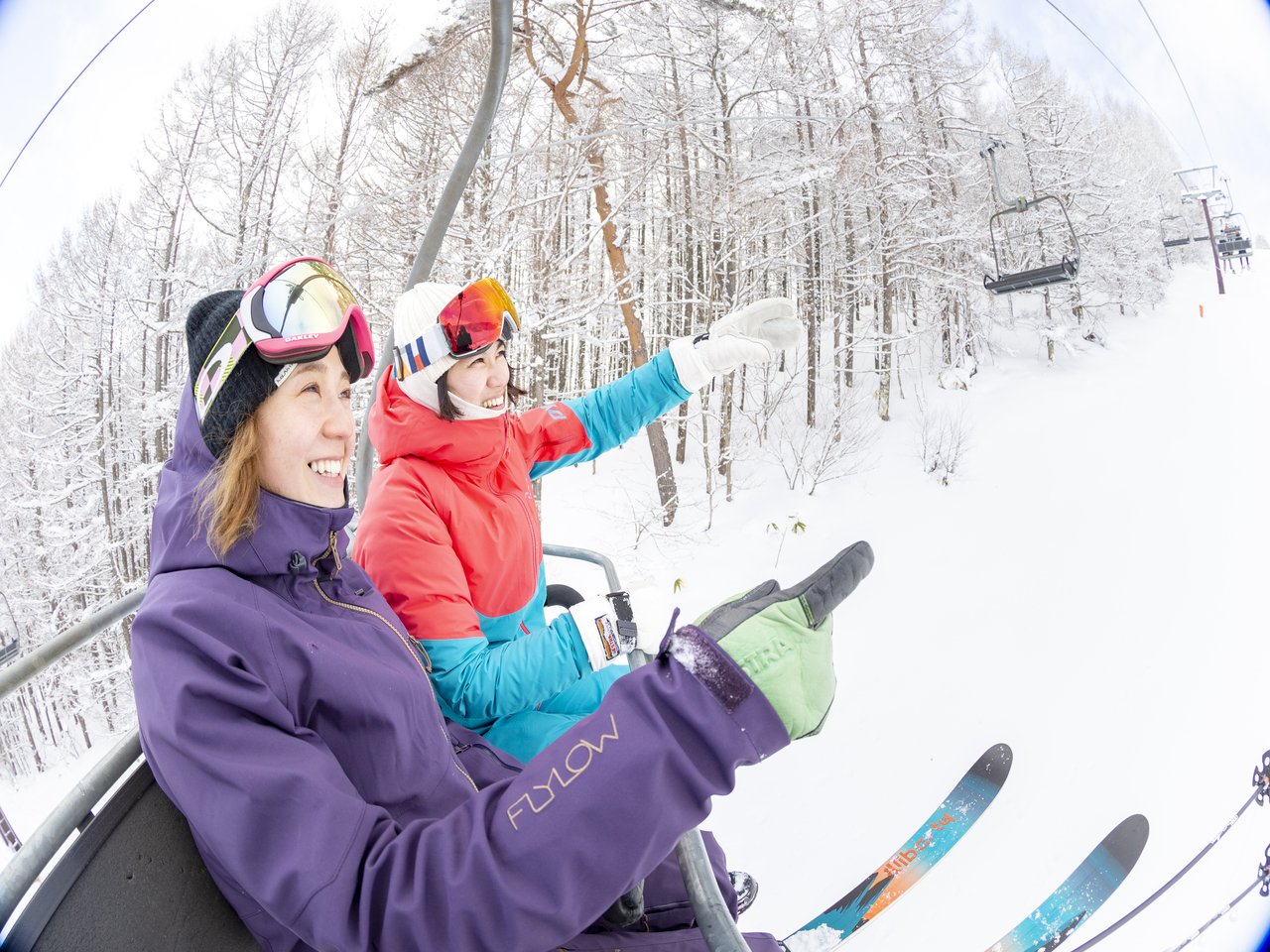 菅平高原スノーリゾートでソリを楽しむ親子