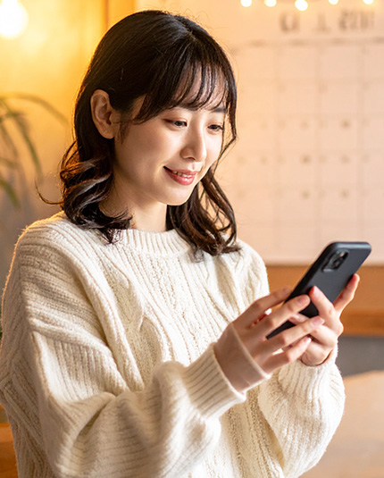 スマホを操作する女性
