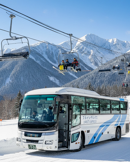スキー場雪山風景とゴンドラとツアーバス