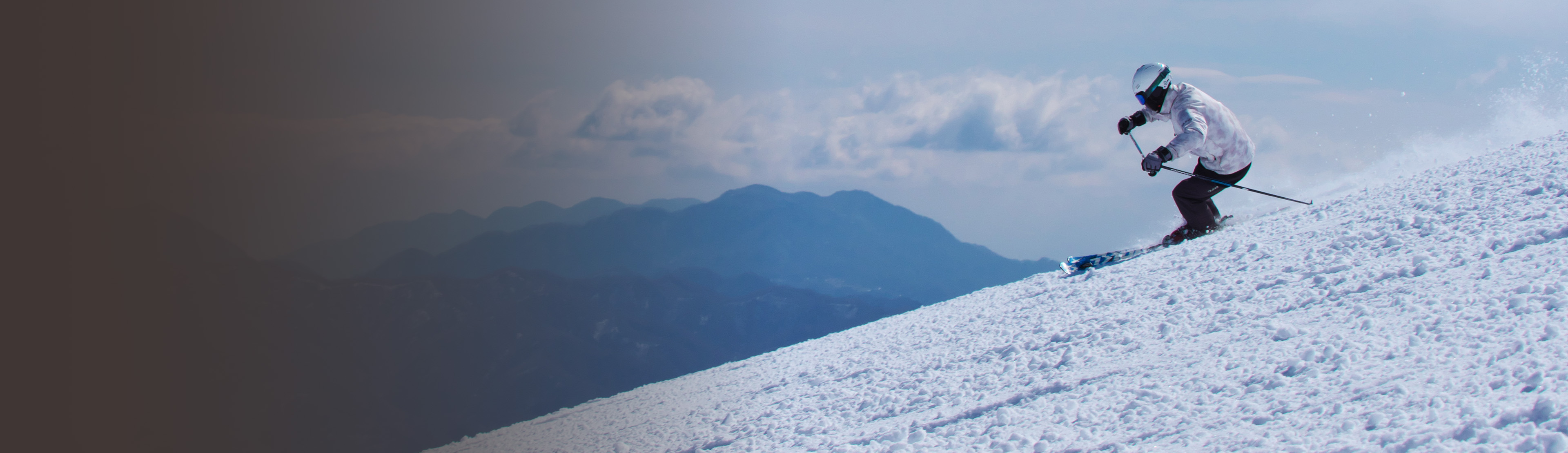 白馬八方尾根スキー場　リーゼングラートコースを滑るスキーヤー
