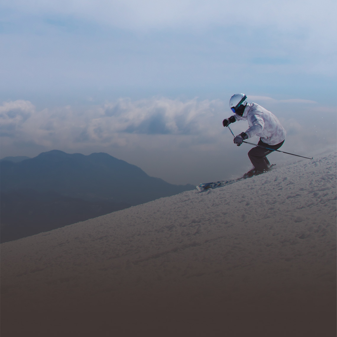 白馬八方尾根スキー場　リーゼングラートコースを滑るスキーヤー