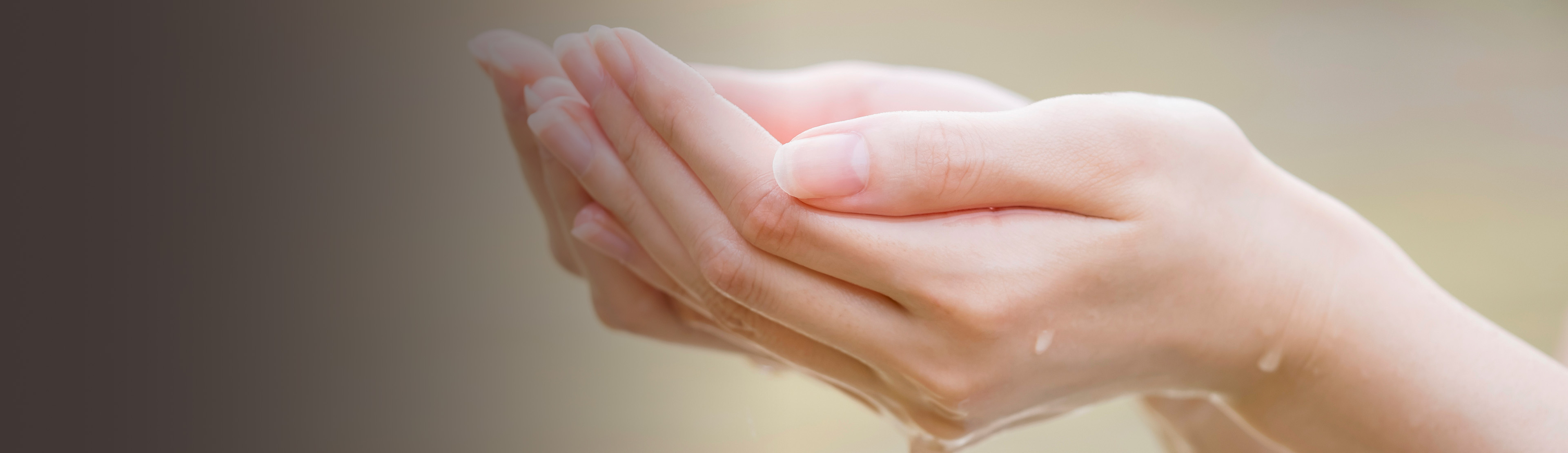 温泉の湯をすくう手