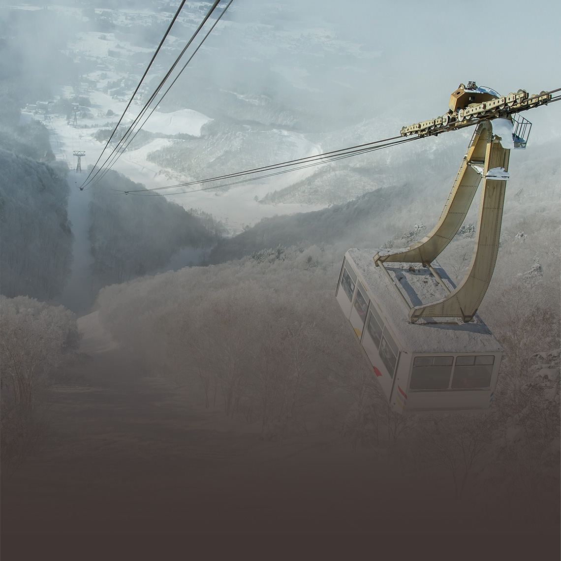 竜王スキー場の雪山とゴンドラ