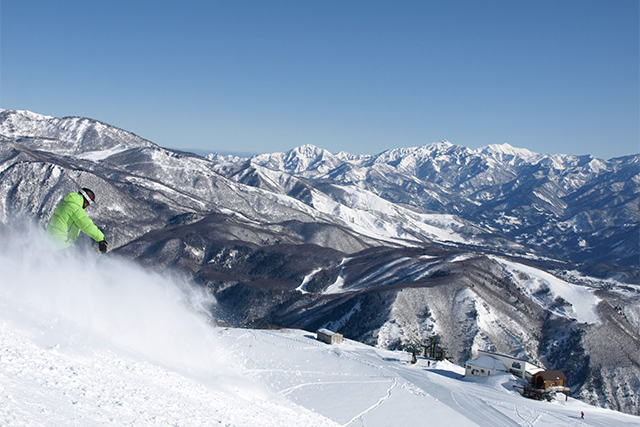白馬八方尾根スキー場でスキーを滑る人とゲレンデ風景