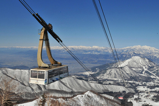 竜王スキーパークのゴンドラと山並みの雪景色