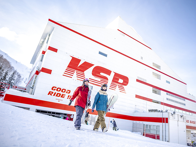 神立スノーリゾートの景色とスキーを楽しむ人々