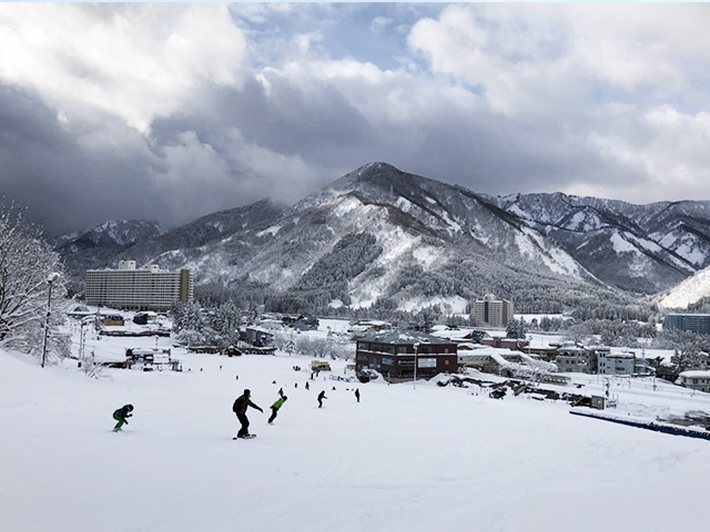 エイブル白馬五竜＆47のゲレンデ風景とスノーボードを滑る人
