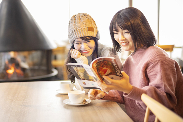 展望テラスカフェで楽しむ女性たち