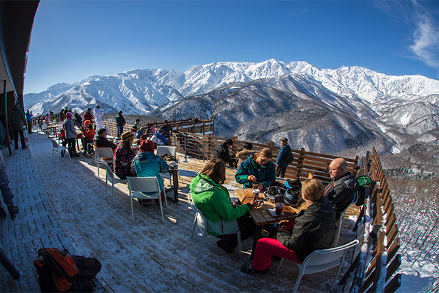 HAKUBA MOUNTAIN HARBORで休憩している人