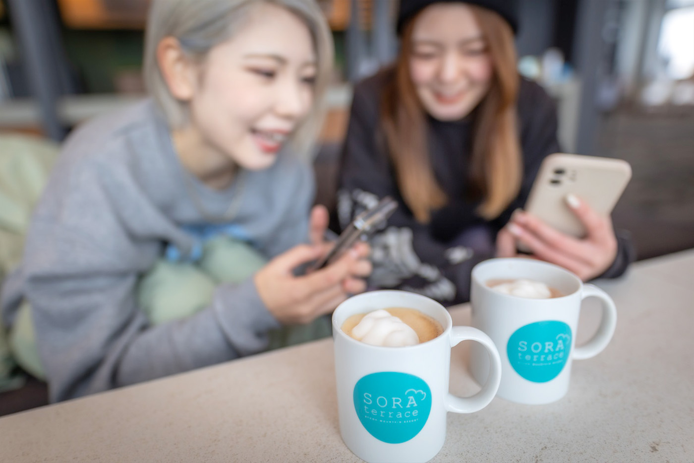 「ソラテラス カフェ」でSORA珈琲雲海マシュマロ付をスマホ撮影する女性たち