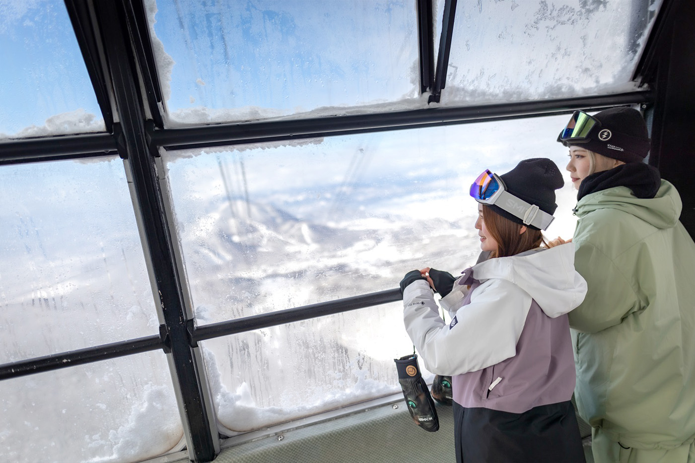 ソラテラスからの景色を眺める女性たち