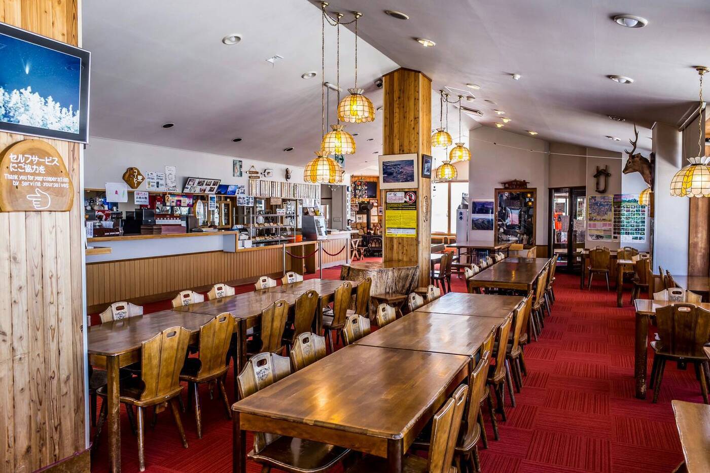 「ソラテラス カフェ」でSORA珈琲雲海マシュマロ付をスマホ撮影する女性たち