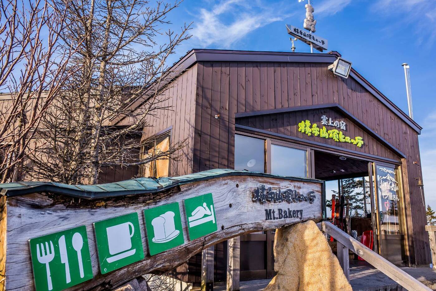 ソラテラスからの景色を眺める女性たち