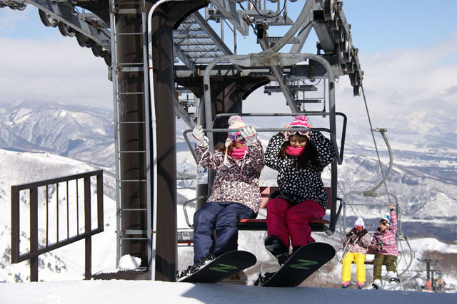 エイブル白馬五竜＆HAKUBA47のリフトと女性たち