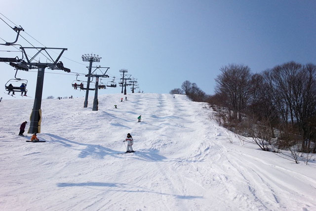 石打丸山スキー場のリフトと風景