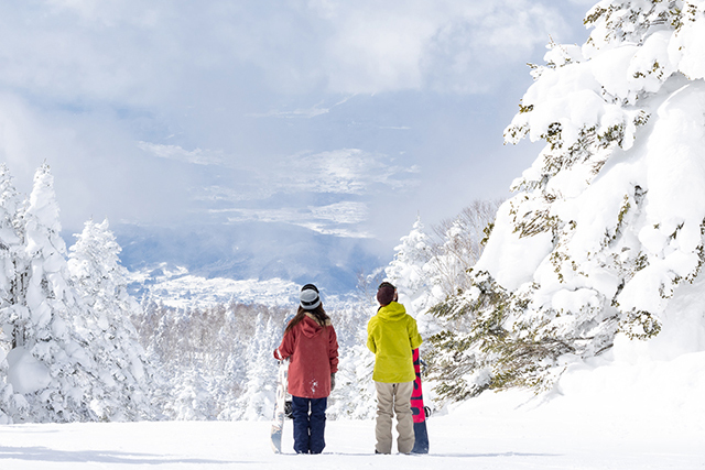 竜王スキーパークの風景と男女