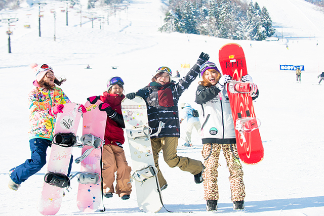 戸狩温泉スキー場でスノボを楽しむ女性達