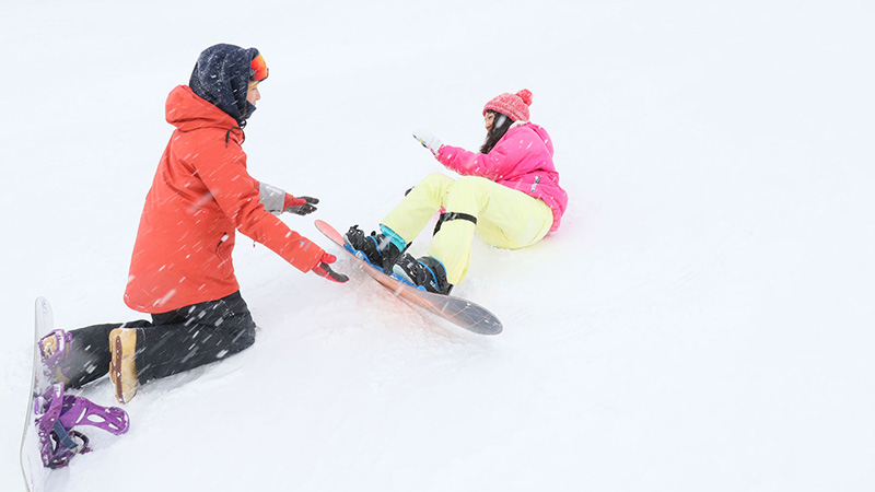初心者必見！スクールが教えるスノーボードの滑り方2つのコツ