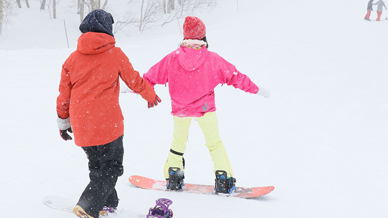 初心者必見！スクールが教えるスノーボードの滑り方2つのコツ