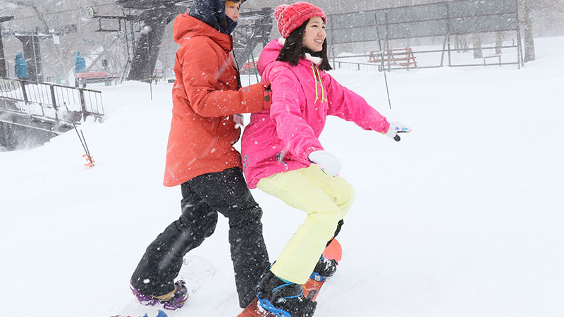 初心者必見！スクールが教えるスノーボードの滑り方2つのコツ