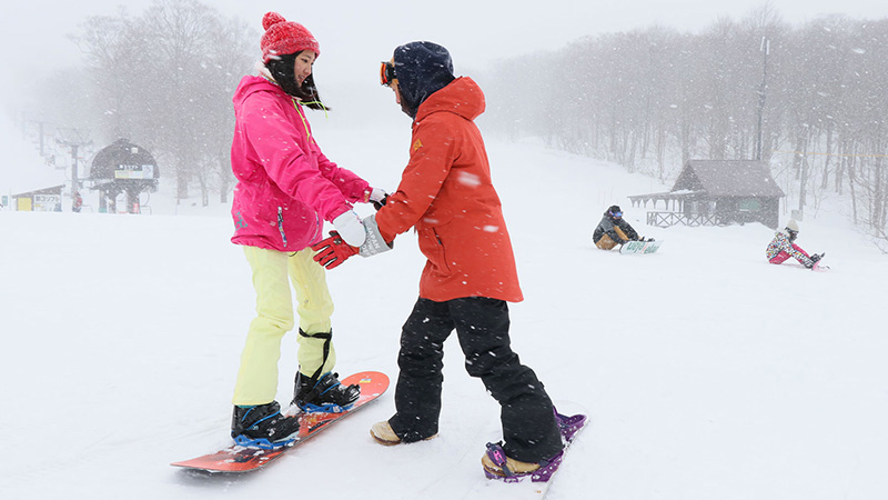 初心者必見！スクールが教えるスノーボードの滑り方2つのコツ