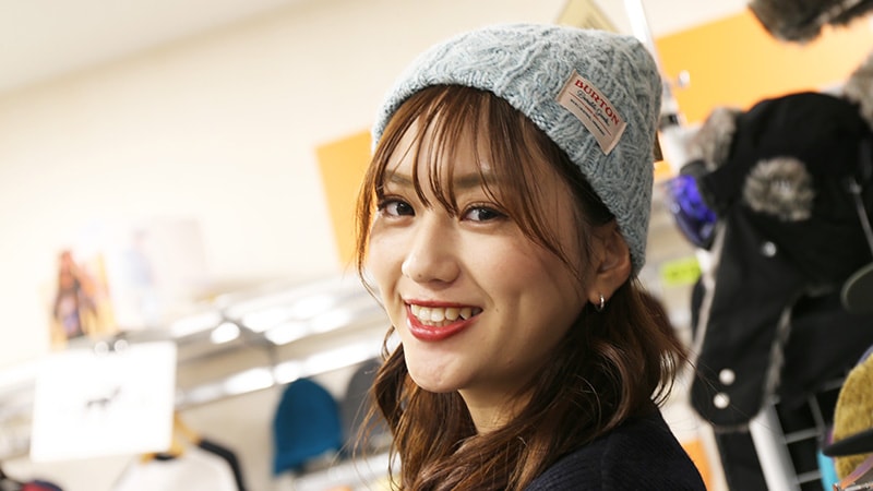 スノボで顔まわりを演出する重要アイテム、ビーニー（ニット帽）とキャップ