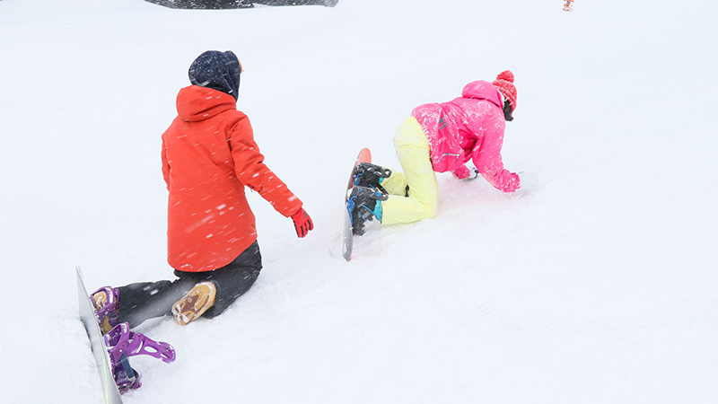 初心者必見！スクールが教えるスノーボードの滑り方2つのコツ