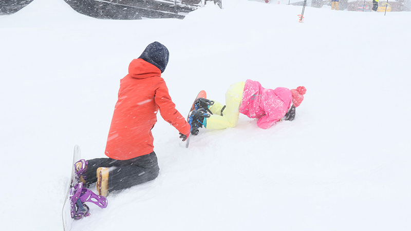 初心者必見！スクールが教えるスノーボードの滑り方2つのコツ