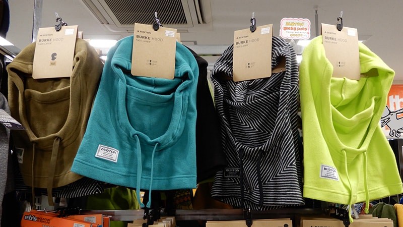 スノボで顔まわりを演出する重要アイテム、ビーニー（ニット帽）とキャップ