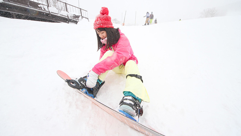 初心者必見！スクールが教えるスノーボードの滑り方2つのコツ