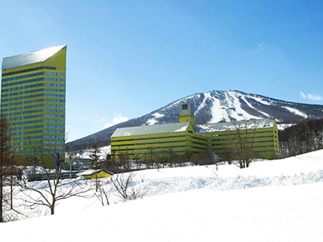 ANAクラウンプラザリゾート安比高原 本館とタワー 外観